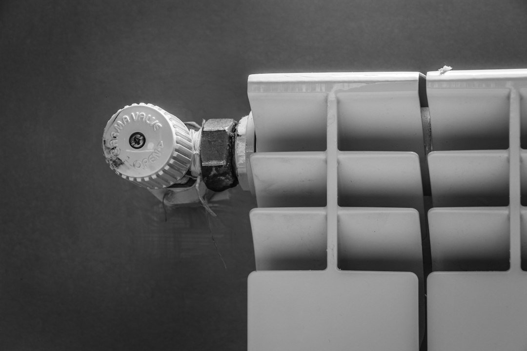 Detalle de la llave manual y los elementos de un radiador de agua